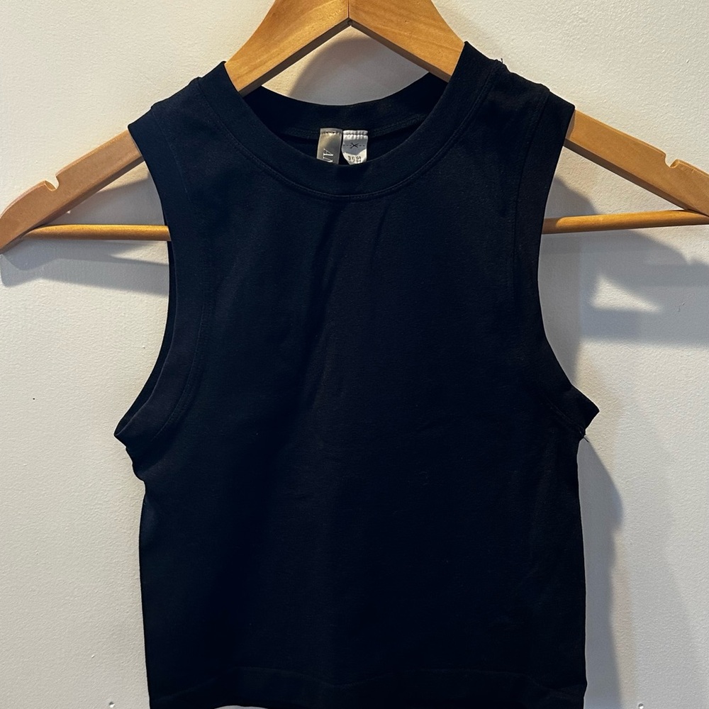 Anwnd Classic Black Form-Fitting Tank